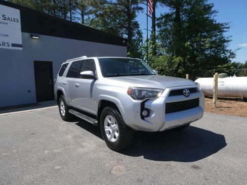 Used 2016 Toyota 4Runner SR5 AWD/4WD image 3