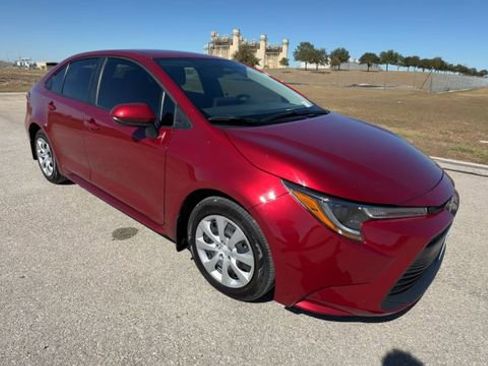 Used 2025 Toyota Corolla LE image 2