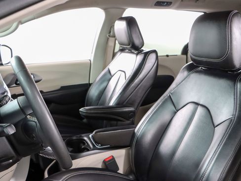 Used 2023 Chrysler Pacifica Touring-L image 23