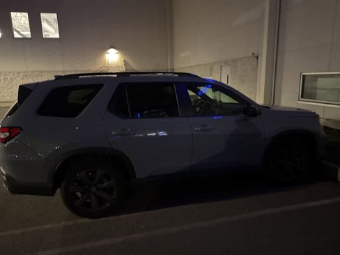 Used 2025 Honda Pilot Sport image 11