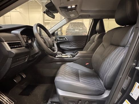 Used 2025 Mitsubishi Outlander SEL image 6