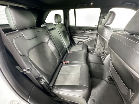 Used 2023 Jeep Grand Cherokee Altitude RWD image 25