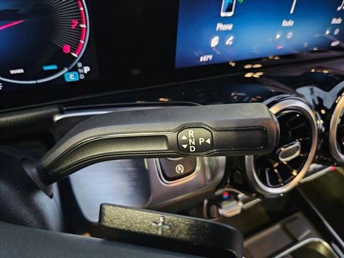 Used 2025 Mercedes-Benz GLB 250 image 12