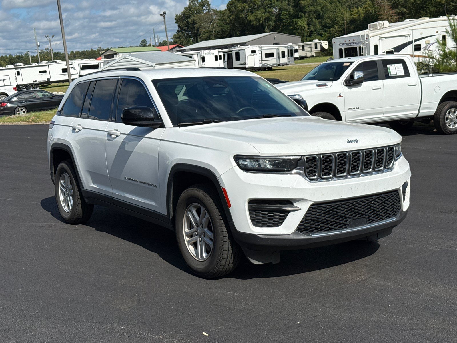 Used 2023 Jeep Grand Cherokee Laredo AWD/4WD image 3