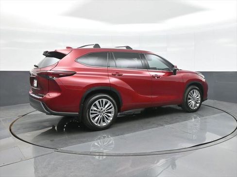 Certified 2025 Toyota Highlander LE AWD/4WD image 9