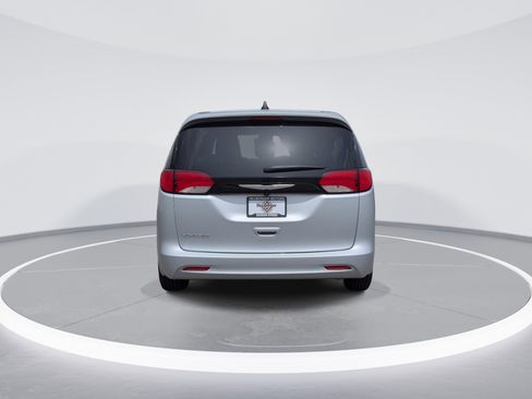 Used 2023 Chrysler Voyager LX FWD image 6