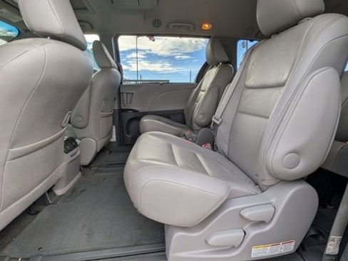 Used 2017 Toyota Sienna XLE image 4