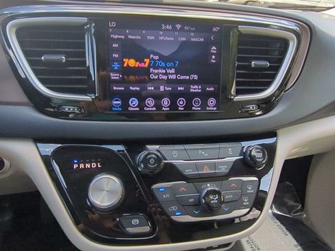 Used 2019 Chrysler Pacifica Touring-L w/ Tire & Wheel Group FWD image 23