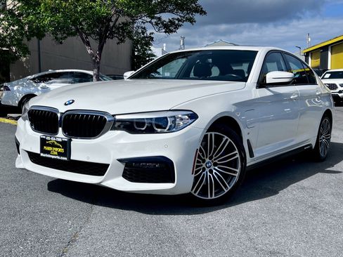 Used 2020 BMW 530e w/ M Sport Package RWD image 2