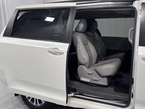 Used 2018 Toyota Sienna XLE Premium FWD image 27