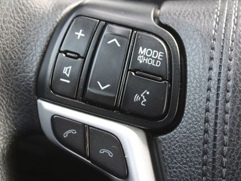 Used 2019 Toyota Highlander LE FWD image 25