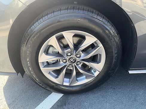 Certified 2025 Toyota Sienna XLE FWD image 8