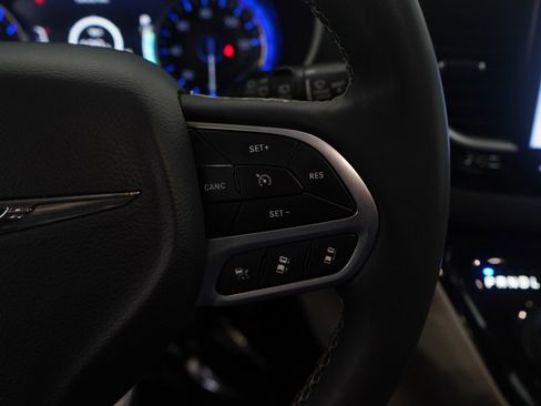 Used 2022 Chrysler Pacifica Touring-L w/ Uconnect Theater Family Group image 20