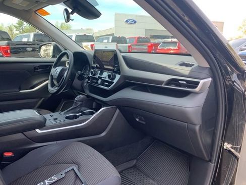 Used 2024 Toyota Highlander LE FWD image 17