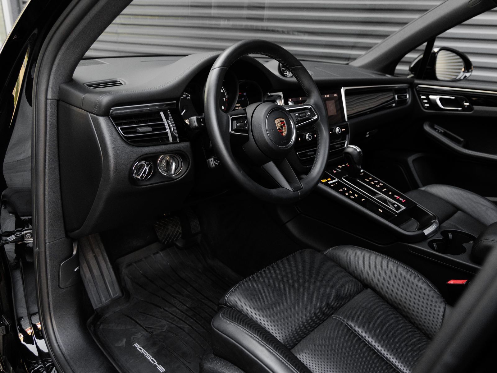 Used 2026 Porsche Macan AWD/4WD image 4