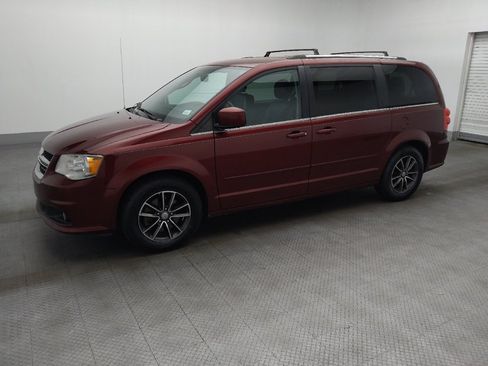 Used 2017 Dodge Grand Caravan SXT FWD image 2