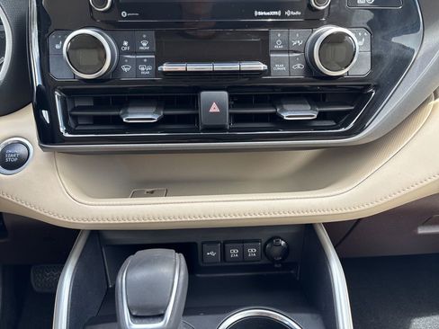 Used 2020 Toyota Highlander XLE FWD image 26