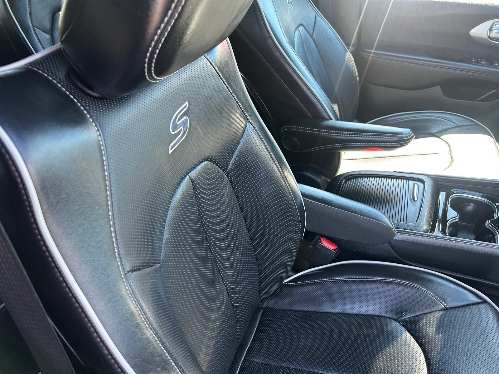 Used 2025 Chrysler Pacifica Limited FWD image 12