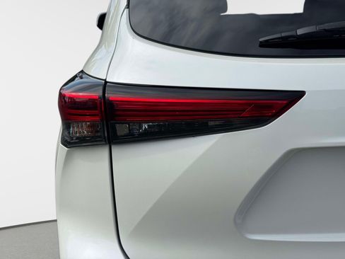 Certified 2020 Toyota Highlander XLE AWD/4WD image 10