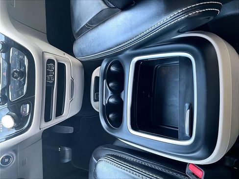 Used 2023 Chrysler Pacifica Touring-L FWD image 27