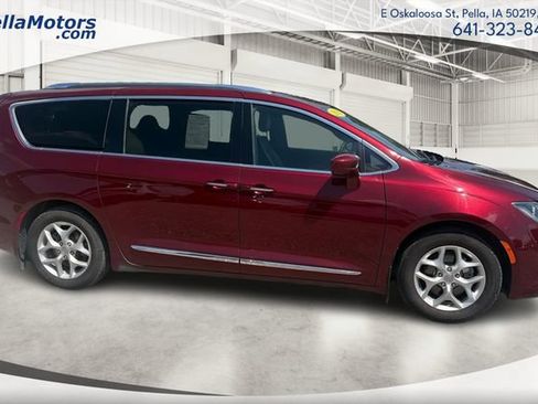 Used 2020 Chrysler Pacifica Touring-L FWD image 2