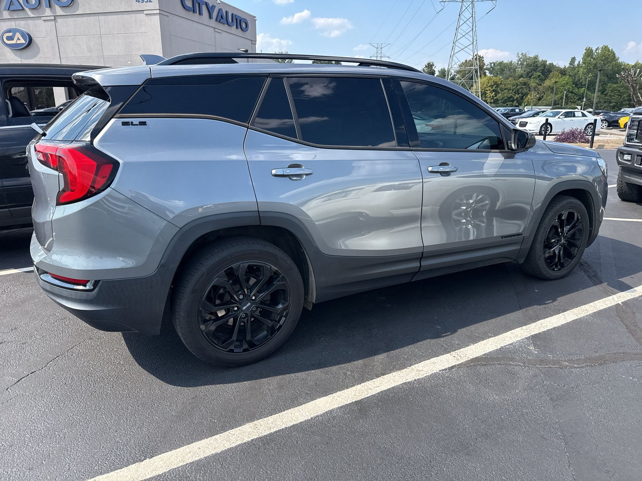 Used 2020 GMC Terrain SLE w/ Driver Convenience Package FWD image 2