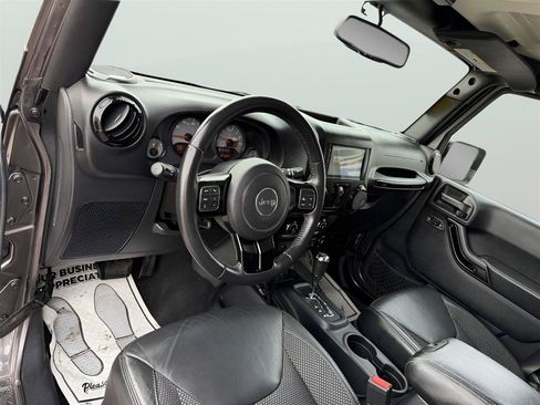 Used 2016 Jeep Wrangler Unlimited Sahara AWD/4WD image 15