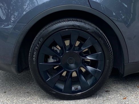 Used 2023 Tesla Model Y AWD image 14