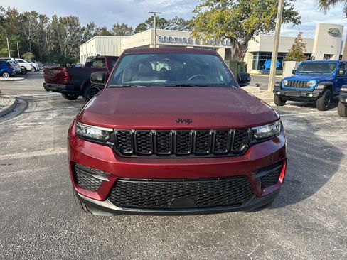 New 2025 Jeep Grand Cherokee Altitude image 2