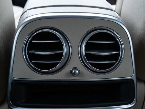 Used 2017 Mercedes-Benz S 550 Sedan image 34