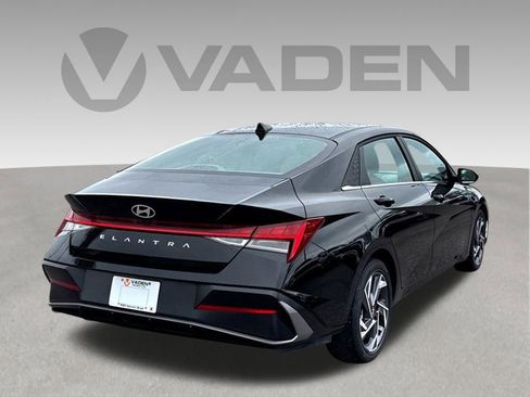 Used 2025 Hyundai Elantra SEL FWD image 24