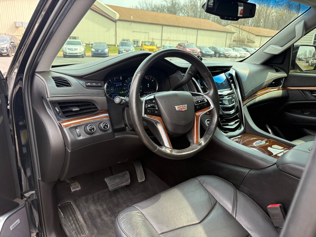 Used 2016 Cadillac Escalade Luxury AWD/4WD image 16