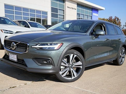 New 2026 Volvo V60 B5 Cross Country Plus w/ Climate Package image 2