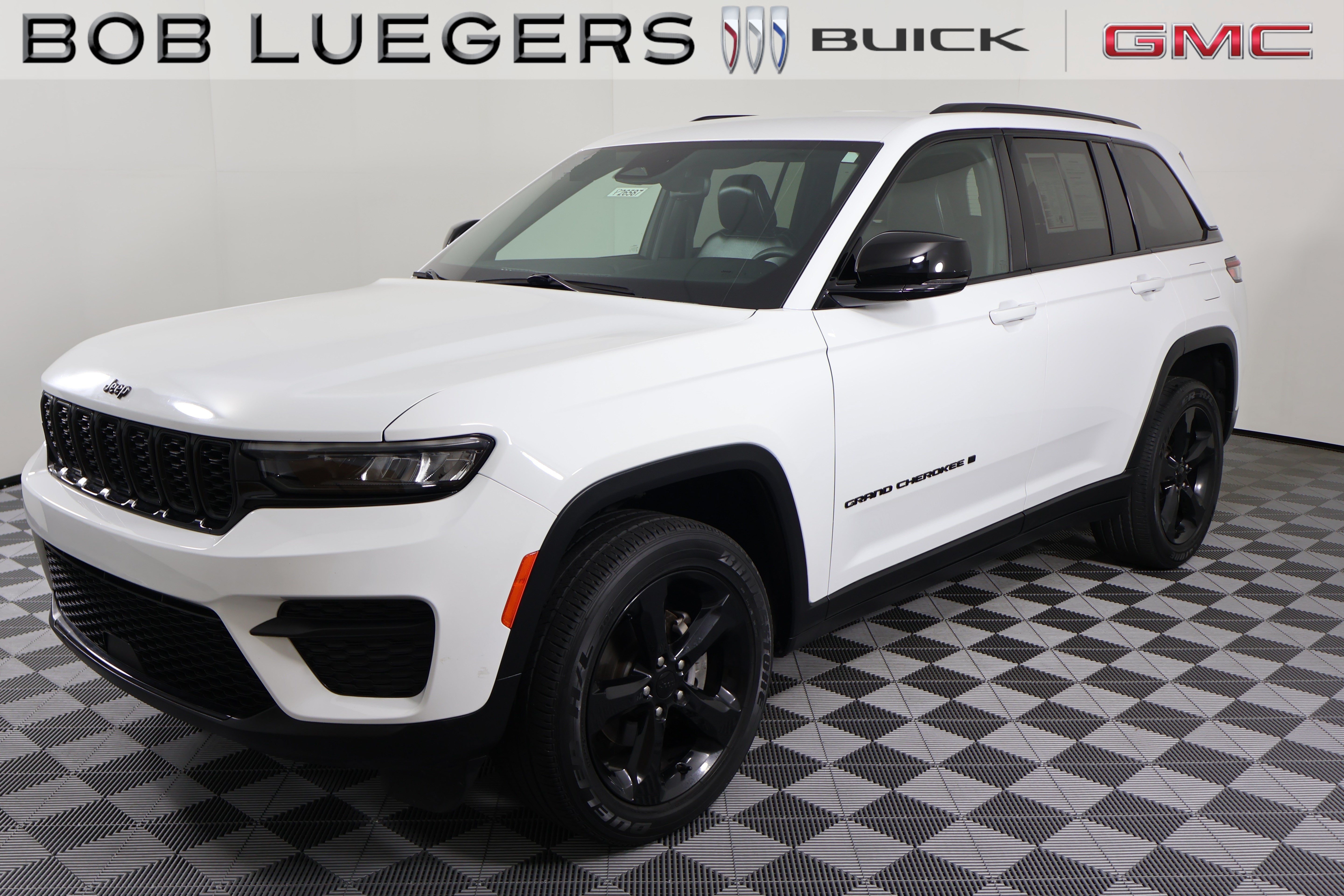 Used 2023 Jeep Grand Cherokee Altitude AWD/4WD image 3
