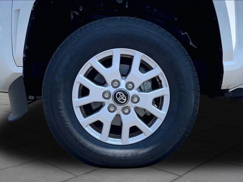 Certified 2024 Toyota Tacoma SR5 w/ SR5 Upgrade Package AWD/4WD image 10