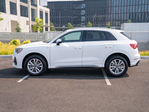 Used 2021 Audi Q3 2.0T Premium w/ Convenience Package AWD/4WD image 2