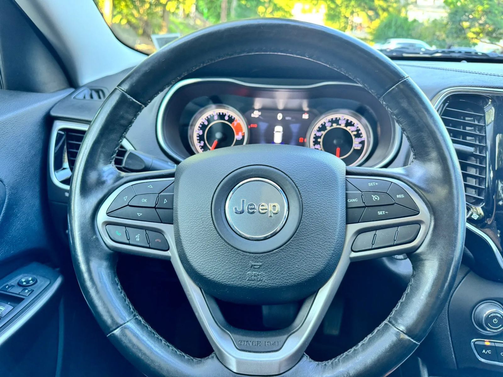 Used 2019 Jeep Cherokee Limited AWD/4WD image 15