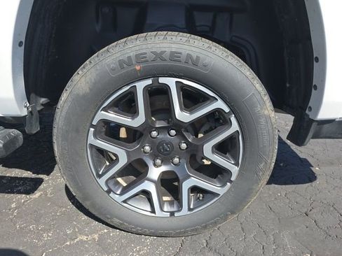 Used 2025 RAM 1500 Laramie AWD/4WD image 32