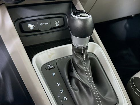 Used 2025 Hyundai Venue SEL image 8