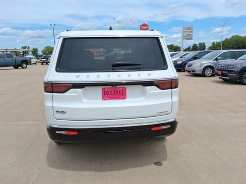 Used 2024 Jeep Wagoneer Series III w/ Premium Group I AWD/4WD image 7
