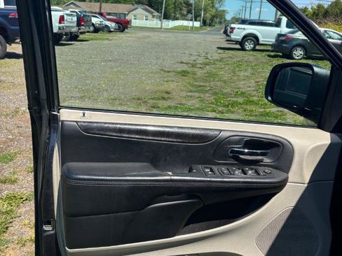 Used 2014 Dodge Grand Caravan SXT FWD image 17