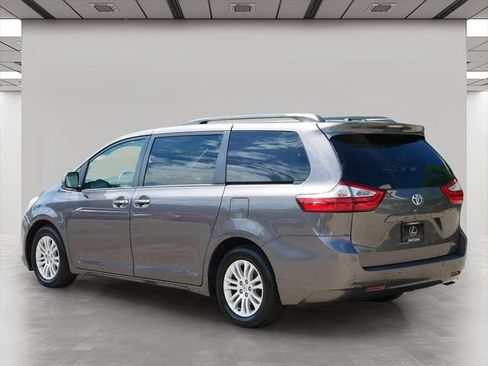 Used 2017 Toyota Sienna XLE FWD image 4