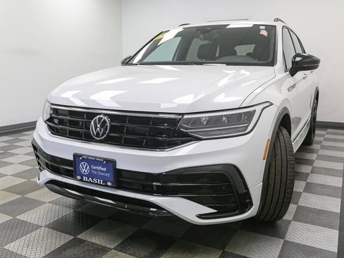 Certified 2024 Volkswagen Tiguan SE R-Line image 5