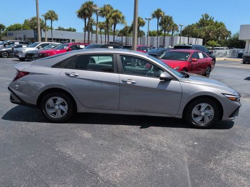 Certified 2025 Hyundai Elantra SE FWD image 3
