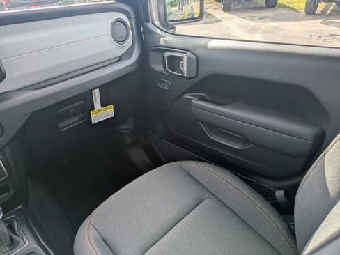 New 2025 Jeep Gladiator Sport image 17