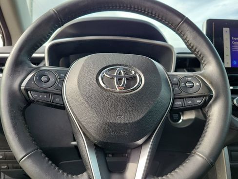 Used 2023 Toyota Corolla Cross XLE w/ Convenience Package FWD image 16