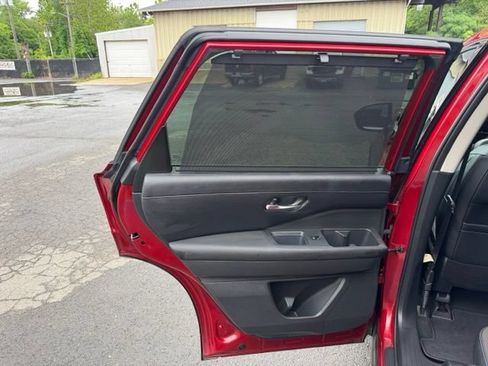 Used 2023 Nissan Pathfinder SL AWD/4WD image 19