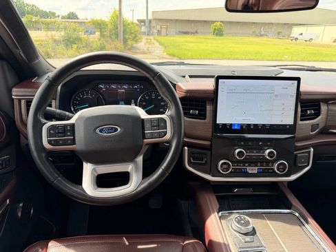Used 2024 Ford Expedition Limited RWD image 15