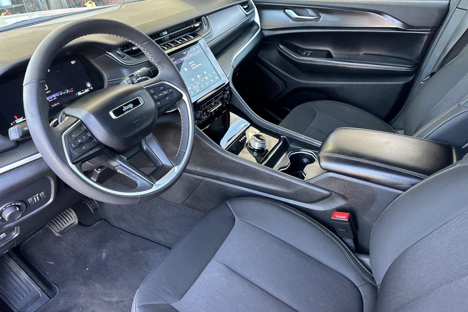 Used 2025 Jeep Grand Cherokee Laredo X w/ Luxury Tech Group I AWD/4WD image 9