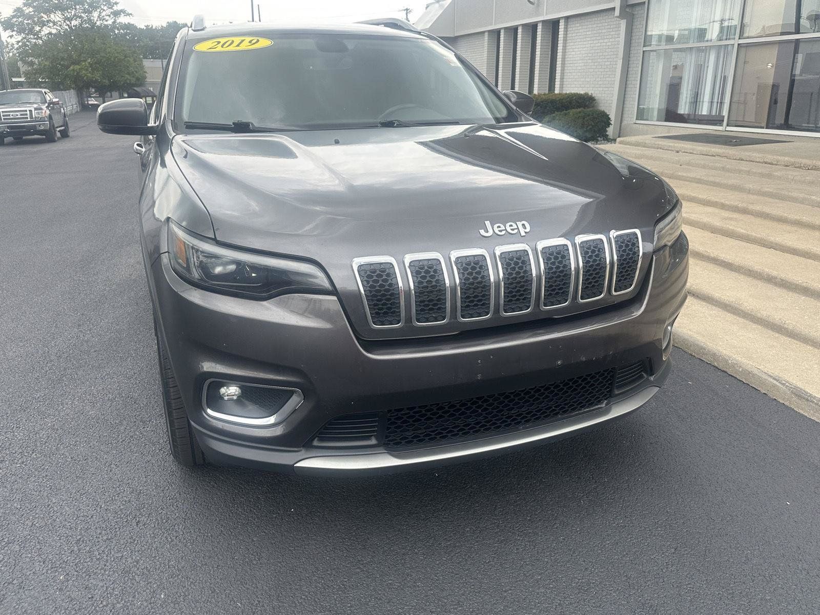 Used 2019 Jeep Cherokee Limited AWD/4WD image 4